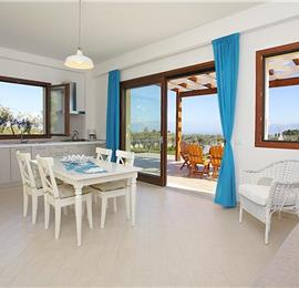 2 bedroom villa with pool and jacuzzi in Scopello, sleeps 6